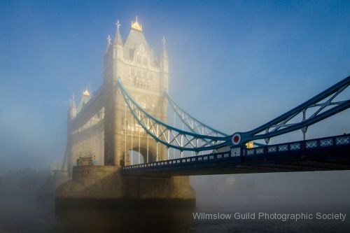 Les Stringer_1_London Bridge in the morning mist
